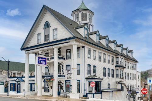 On Historic Main Street: Walkable & Quaint Apt! in Littleton (NH)