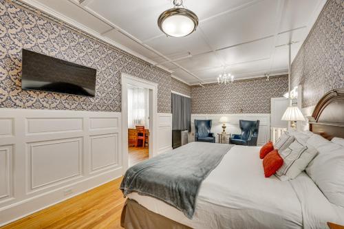On Historic Main Street: Walkable & Quaint Apt! in Littleton (NH)