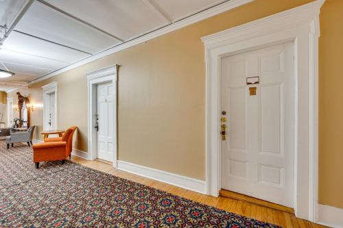 On Historic Main Street: Walkable & Quaint Apt! in Littleton (NH)