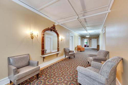 On Historic Main Street: Walkable & Quaint Apt! in Littleton (NH)