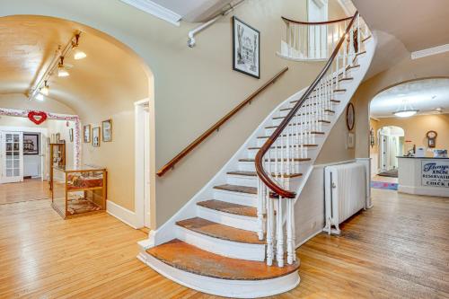 On Historic Main Street: Walkable & Quaint Apt! in Littleton (NH)