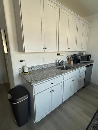 Konyha, Private Guest Suite - Shows and Hard Rock in Linda (CA)