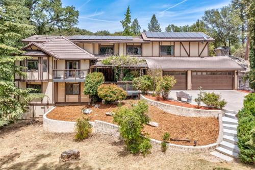 River View Retreat Sleeps 16/ hot tub/basketball court in Oakhurst