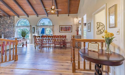 River View Retreat Sleeps 16/ hot tub/basketball court in Oakhurst