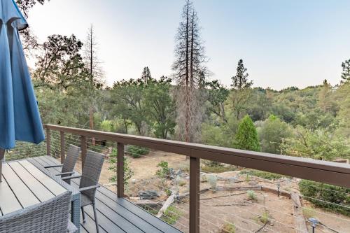 River View Retreat Sleeps 16/ hot tub/basketball court in Oakhurst