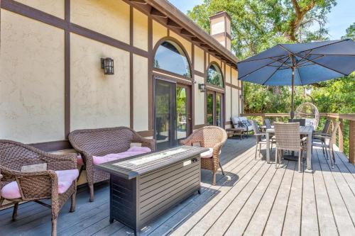 River View Retreat Sleeps 16/ hot tub/basketball court in Oakhurst