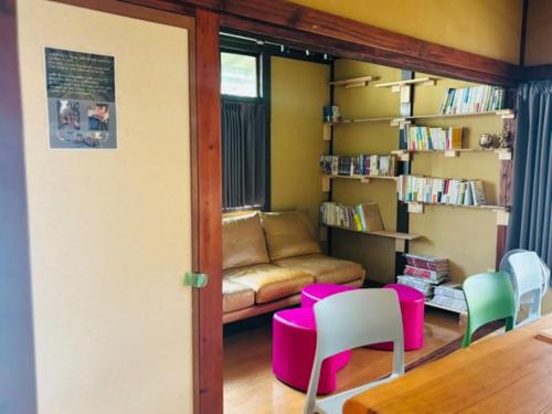 jaettu olohuone/TV alue, GROUNDWORK Guesthouse & Lounge in Yugawara