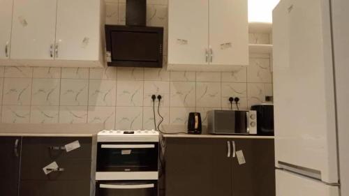 Kitchen, Cutting Edge Guest House in Kunkujang Jattaya