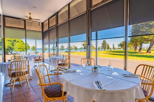 餐廳, 前岸汽車旅館 (Foreshore Motor Inn) in 威耶拉
