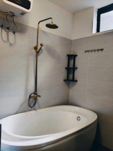 room detail thumbnail 2