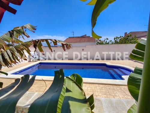 Villa privada con piscina y terraza - 3 habitaciones - ES-389-30