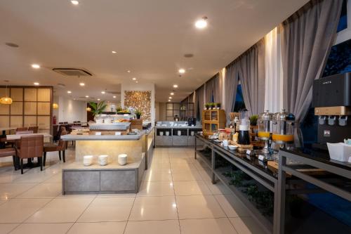 Restaurant, One Pacific Hotel in Penang