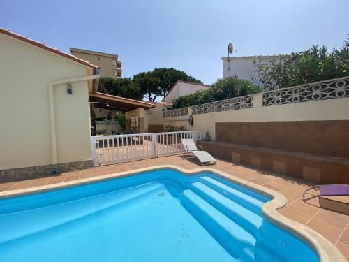 Casa Familiar con Piscina Privada en Torroella de Montgrí Cerca de la Playa - HISP-7-44 - image 4