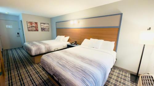 Econo Lodge - image 21