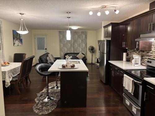 Modern Vacation Home Near West Edmonton Mall, Transit Center & LRT - 3BR – khách sạn tại Khu vực sân bay Edmonton