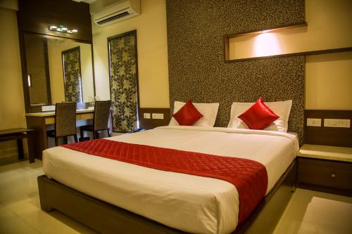 Hotel Sri Sakthi The 3-star Hotel Sri Sakthi offers comfort and convenience whether youre on business or holiday in Tiruppur. The property offers a wide range of amenities and perks to ensure you have a great time. T