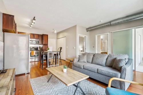 CozySuites 2BR Mill District w pool, gym, sauna #4 in Minneapolis, USA