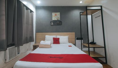 Bett, RedDoorz Plus @ Boni Avenue Mandaluyong in Mandaluyong