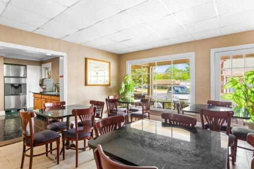 Rodeway Inn Historic - image 10