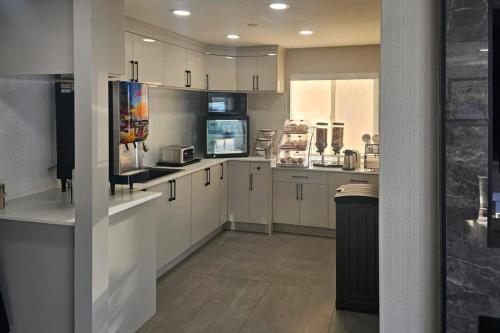 Лоби, Rodeway Inn & Suites in Kamloops (BC)