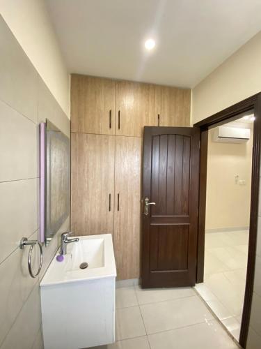 Perfect for Families 2BHK Apartment with 3 Beds - image 5
