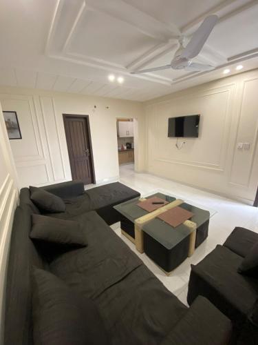 Perfect for Families 2BHK Apartment with 3 Beds - image 2
