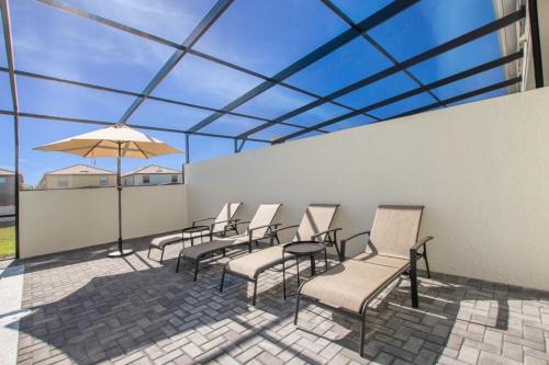 Beautiful 5 Bed Pool Home At Resort- No Resort Fee townhouse - image 5