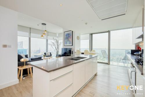 Spectacular Marina Views Luxurious Two Bedroom - image 6