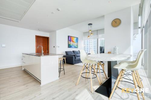 Spectacular Marina Views Luxurious Two Bedroom - image 12