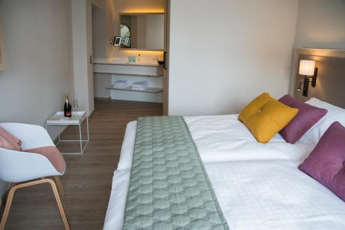 Deluxe Double or Twin Room image 10