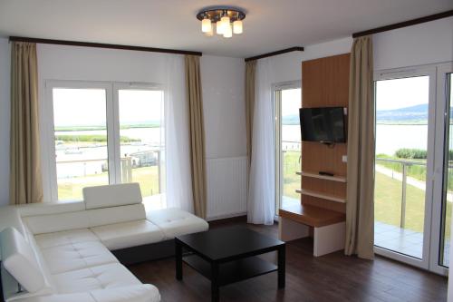 Family Suite with Full Lake View and Shower (3 adults + 2 children)