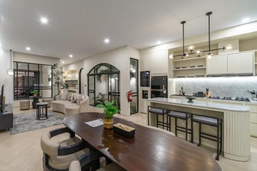 Chandler Berawa - Bright & Stylish 2BR Getaway near Berawa Beach - image 5