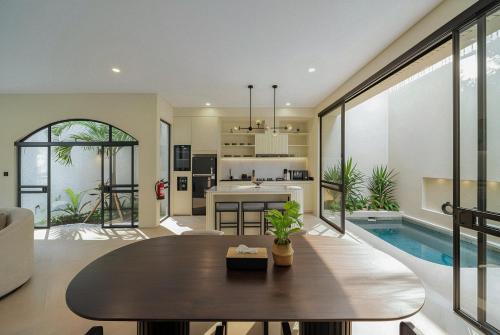 Chandler Berawa - Bright & Stylish 2BR Getaway near Berawa Beach - image 2