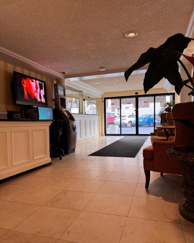 Shared lounge/TV area, Island Travel Inn in Victoria (BC)
