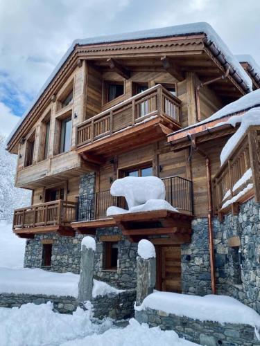 Chalet Yolo with Pool and Spa in La Gittaz