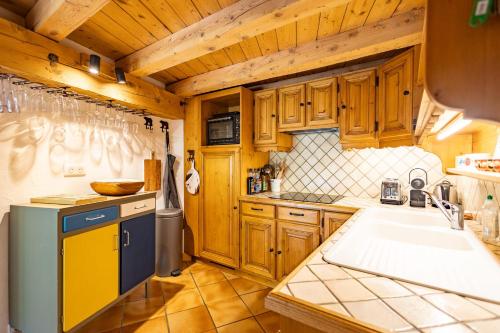 Kitchen, Grands Sorbiers #14 - 4 guests - Ski in - Ski out in Meribel
