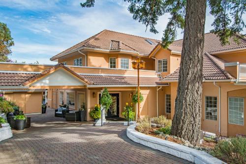 Villa Eyrie Resort Stop at Villa Eyrie Resort to discover the wonders of Malahat (BC). The property offers a wide range of amenities and perks to ensure you have a great time. Service-minded staff will welcome and guide