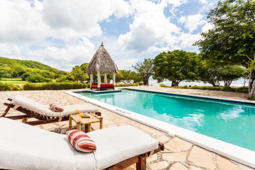 Bazén, Hotel Punta Teonoste Boutique Beachfront Resort in El Limon