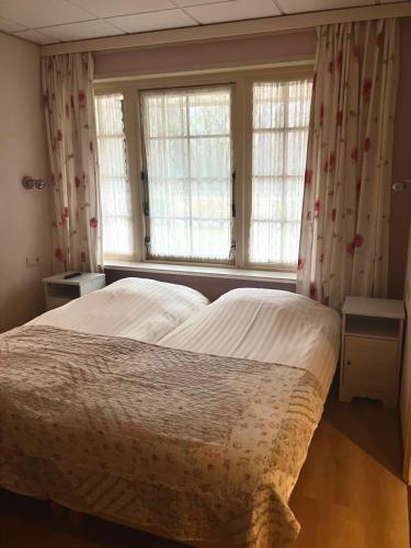 4 twin beds