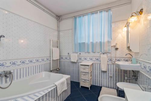 White House – Prague, PA