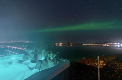 Hot tub, Steam Pier Adventure Hotel in Kvaloysletta