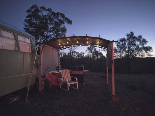 المرافق, Vintage Bedford Bus Farm Glamping Under the Stars in Elbow Valley