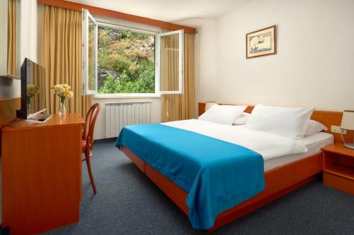 2 twin beds, 1 sofa bed