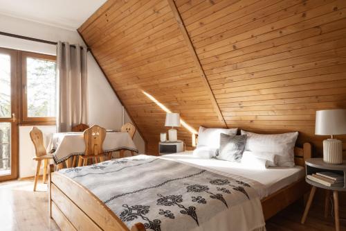 1 queen bed, 1 double bed