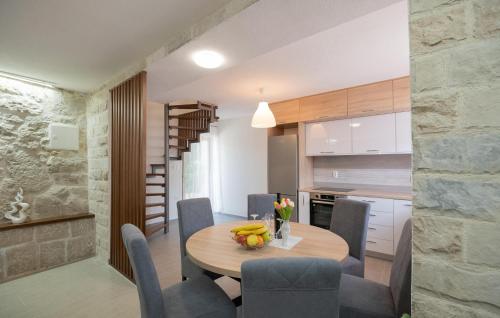 virtuve, Lovely Home In Zmijavci in Podbablje
