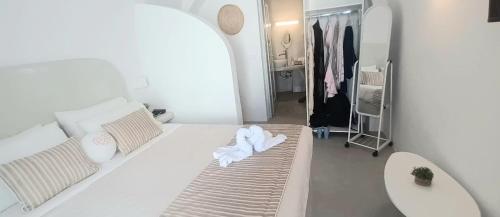 Golden Stone Santorini Suites Room Type - Deluxe Double Room with Shower