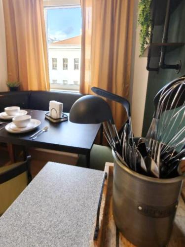 Metro 1BR | 3 Min to U1 Metro | Free Parking - image 3