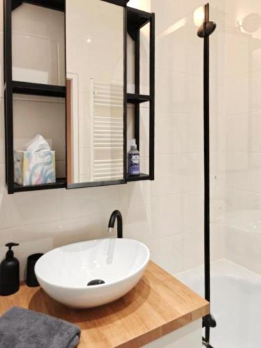 Metro 1BR | 3 Min to U1 Metro | Free Parking - image 11