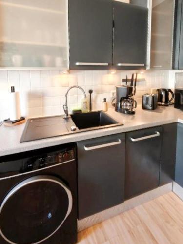 Metro 1BR | 3 Min to U1 Metro | Free Parking - image 7