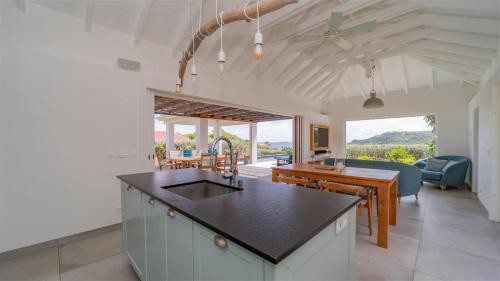 A Caribbean Gem With Stunning Hill and Ocean View in Saint-Jean